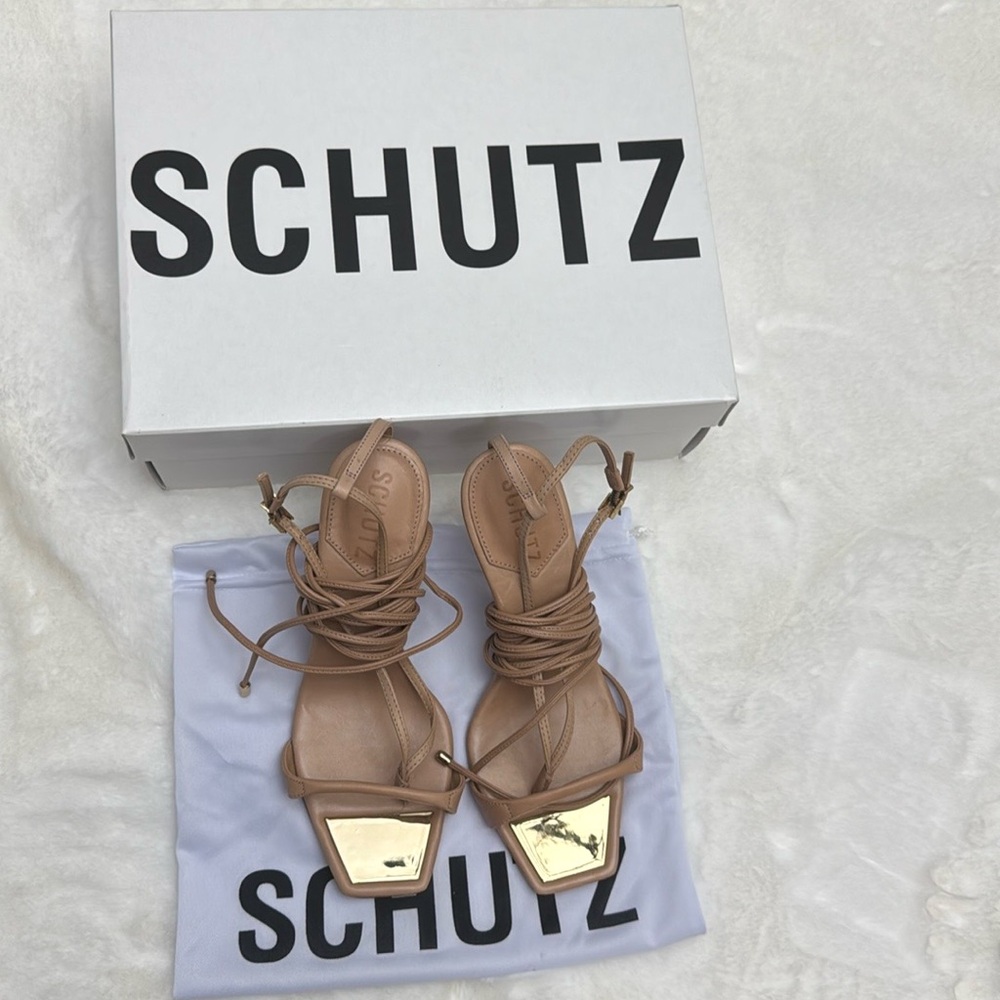 SCHUTZ VIKKI HEELS IN TAN AND GOLD